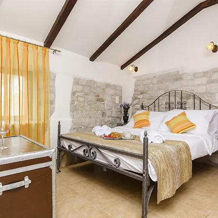 לינה וארוחת בוקר Palace Derossi Ii טרוגיר